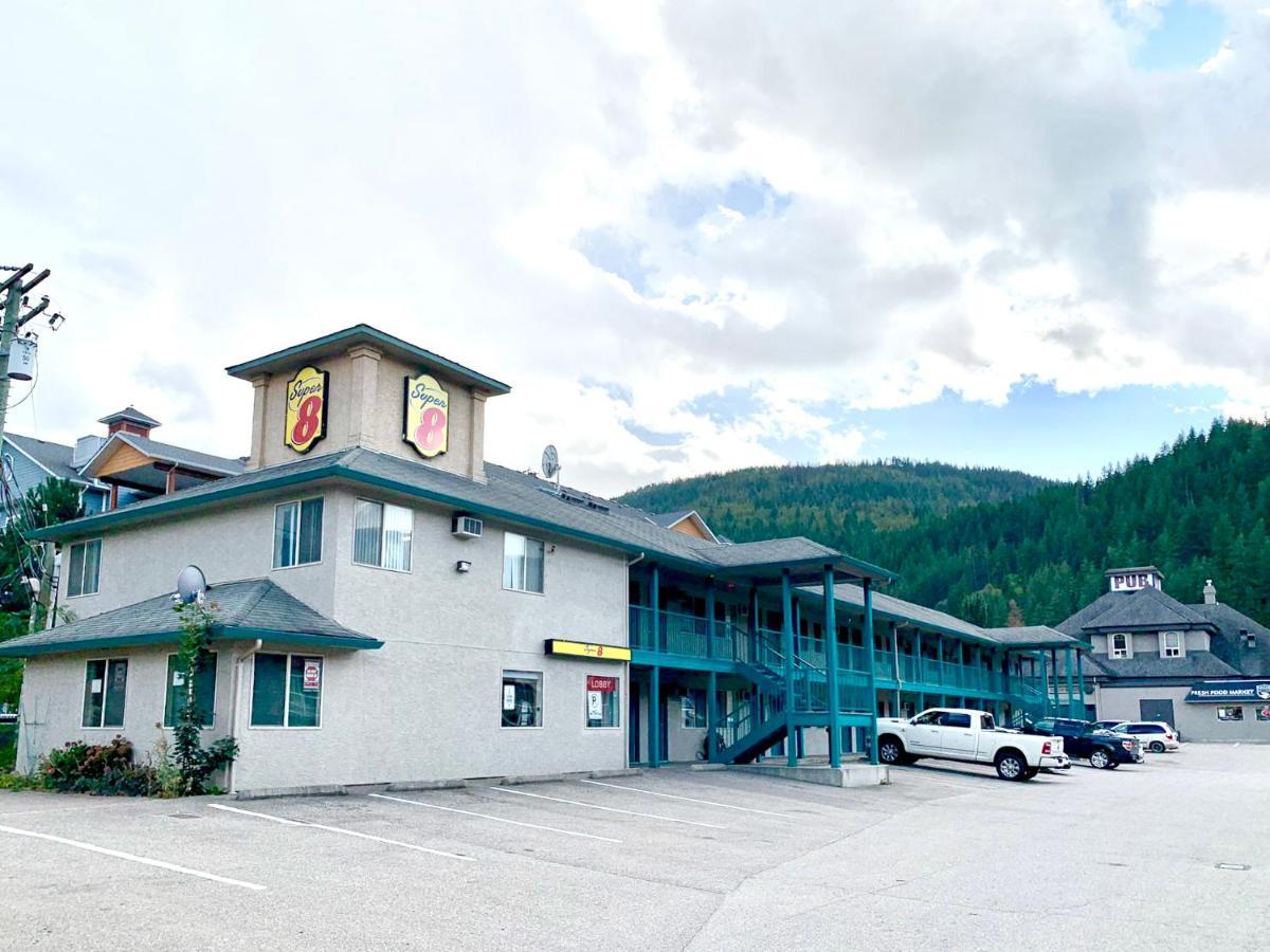 Hotel Super 8 By Wyndham Sicamous Esterno foto