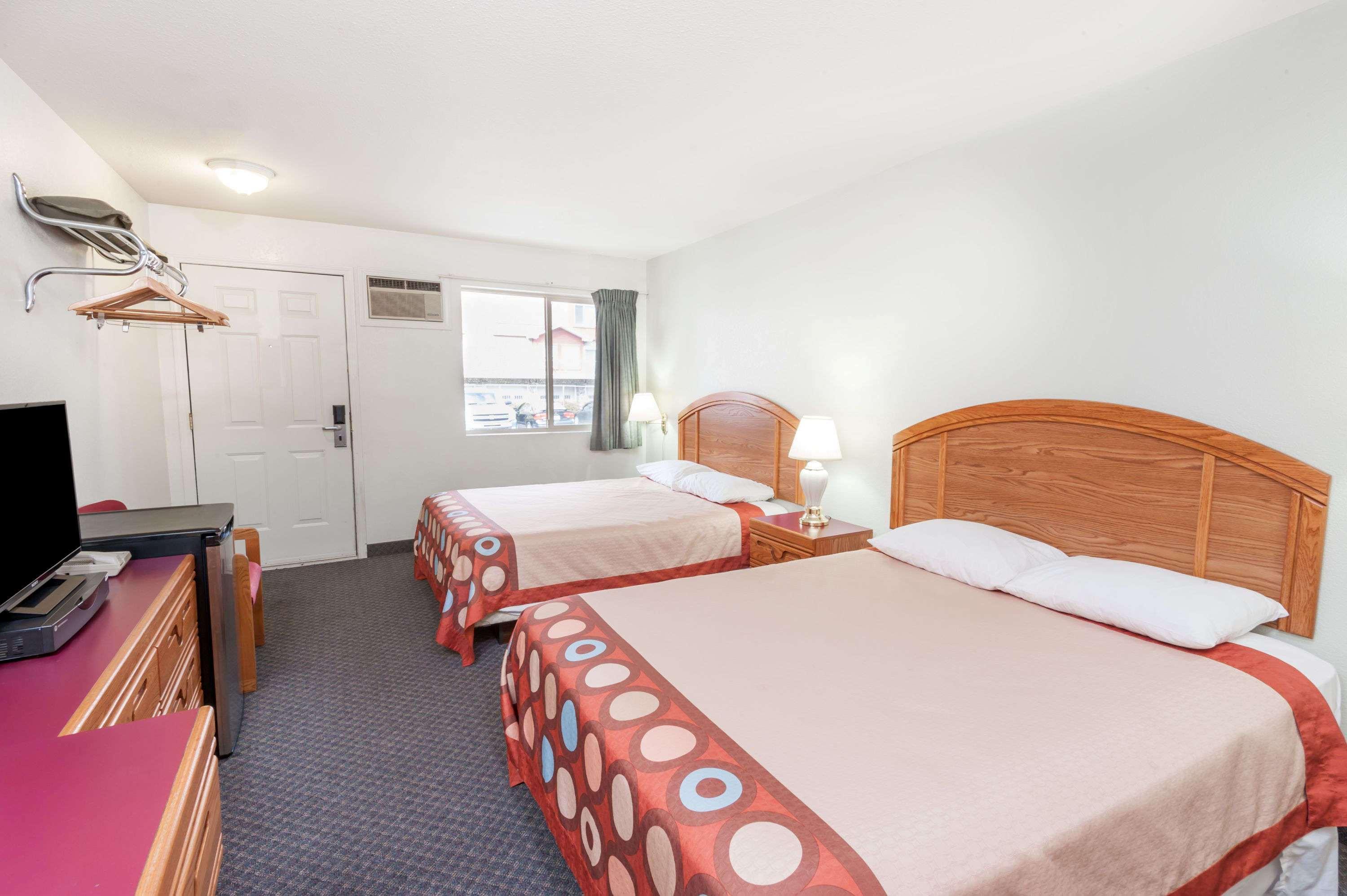 Hotel Super 8 By Wyndham Sicamous Esterno foto