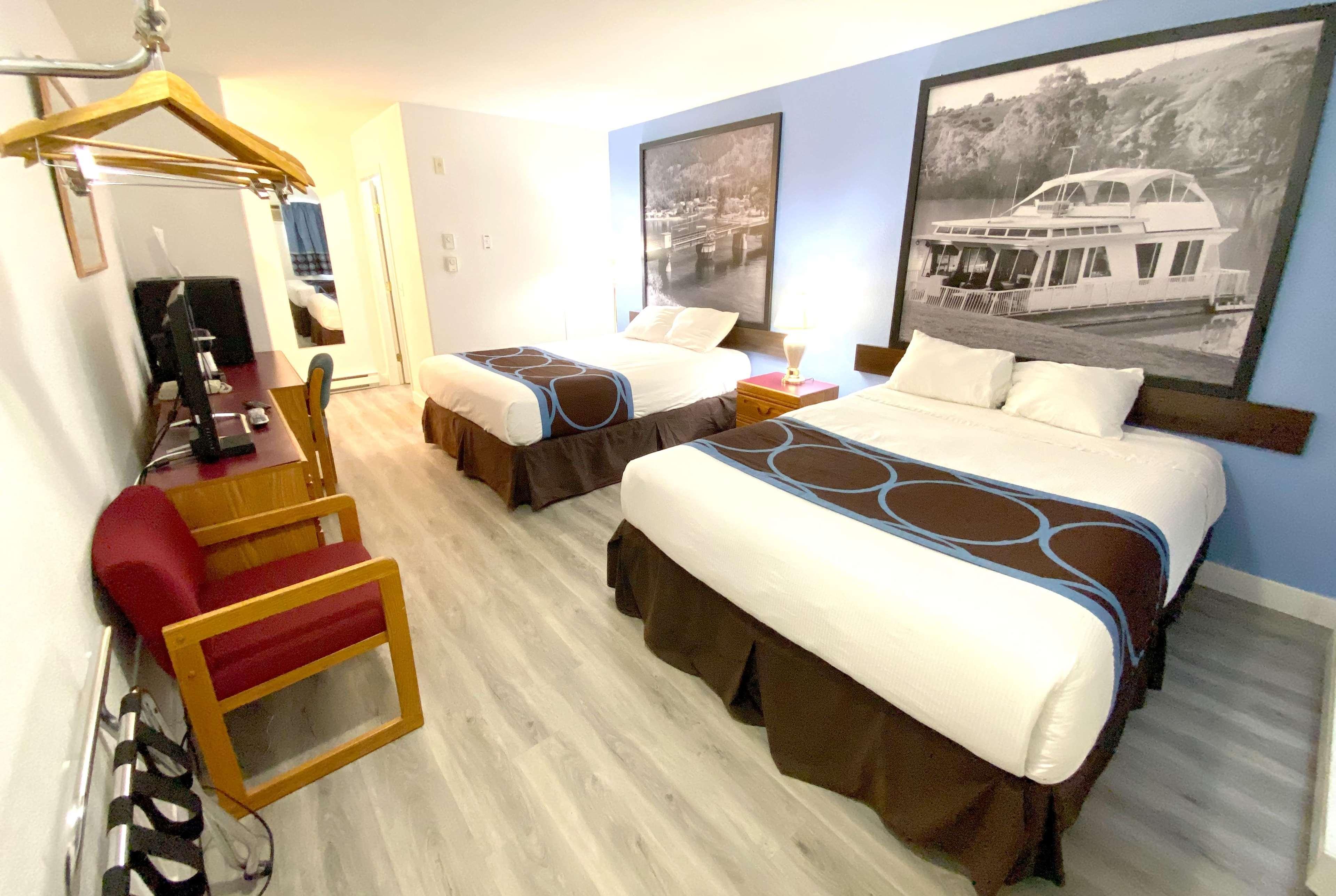 Hotel Super 8 By Wyndham Sicamous Esterno foto