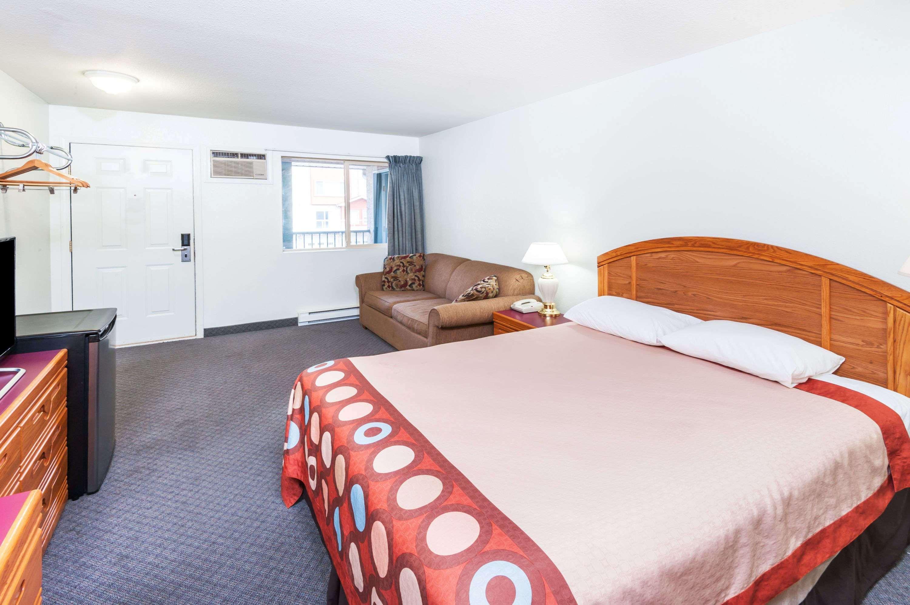 Hotel Super 8 By Wyndham Sicamous Esterno foto