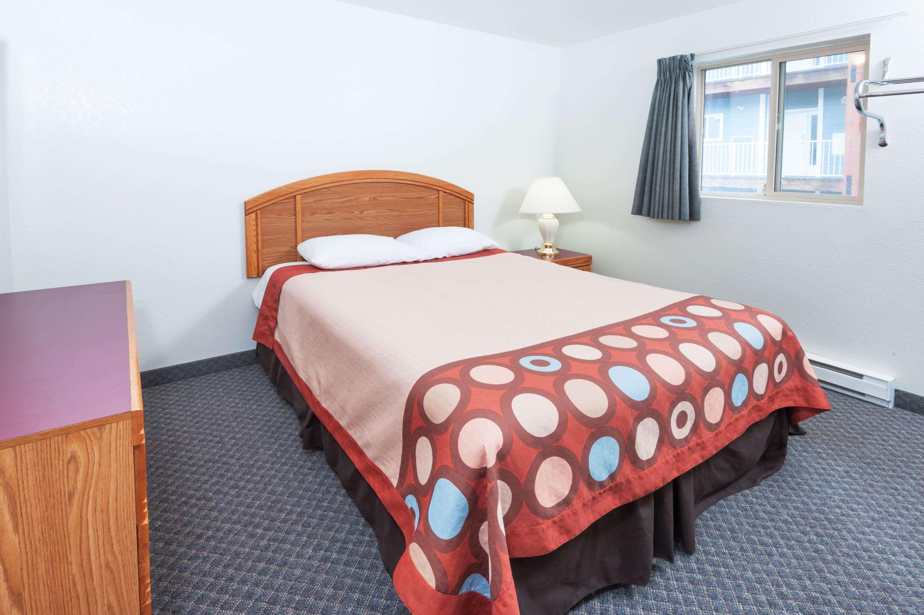 Hotel Super 8 By Wyndham Sicamous Esterno foto