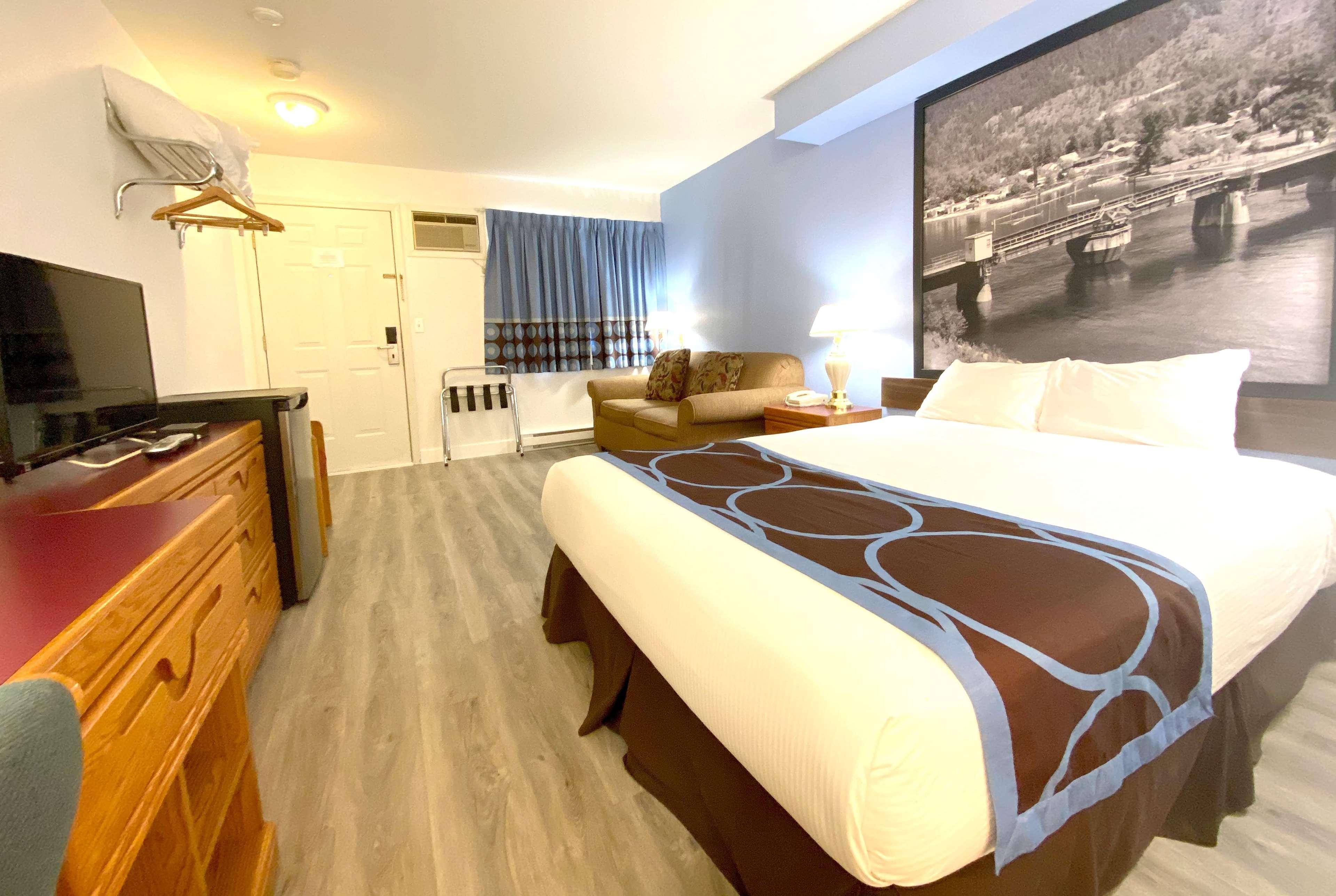 Hotel Super 8 By Wyndham Sicamous Esterno foto