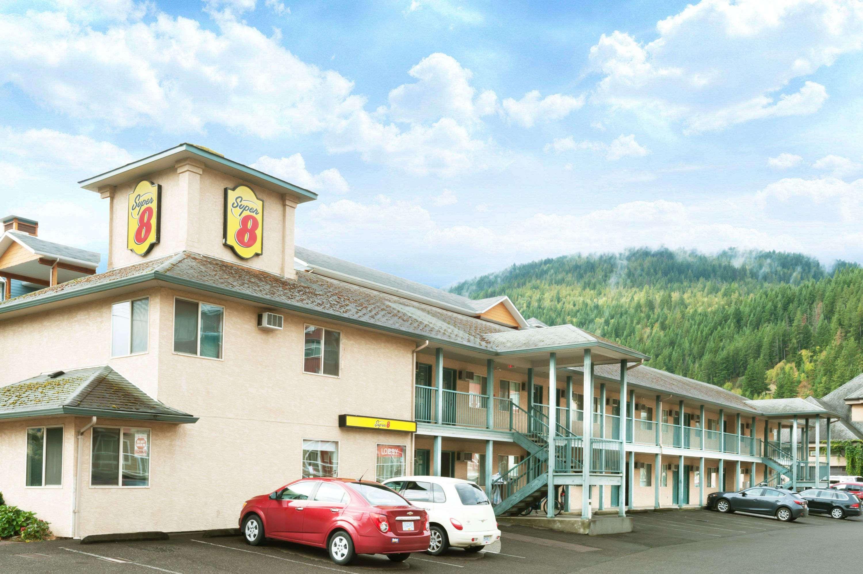 Hotel Super 8 By Wyndham Sicamous Esterno foto