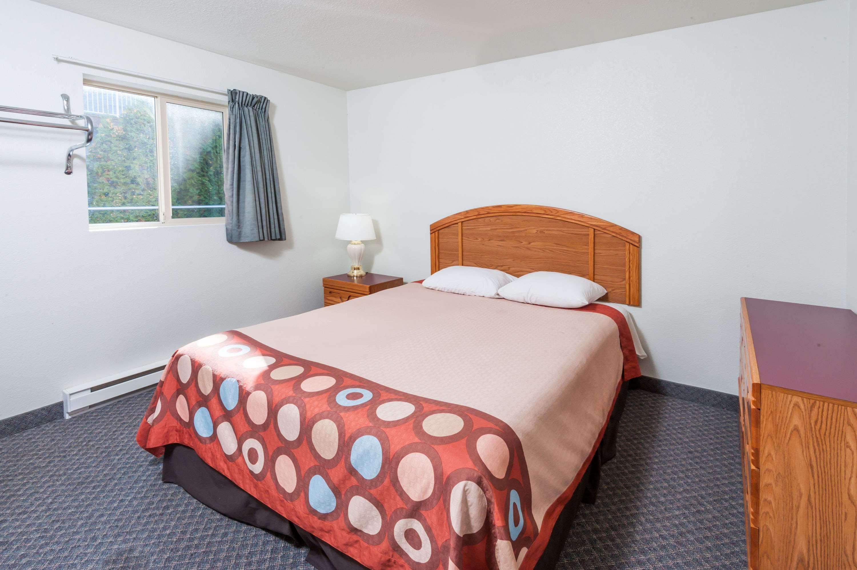 Hotel Super 8 By Wyndham Sicamous Esterno foto