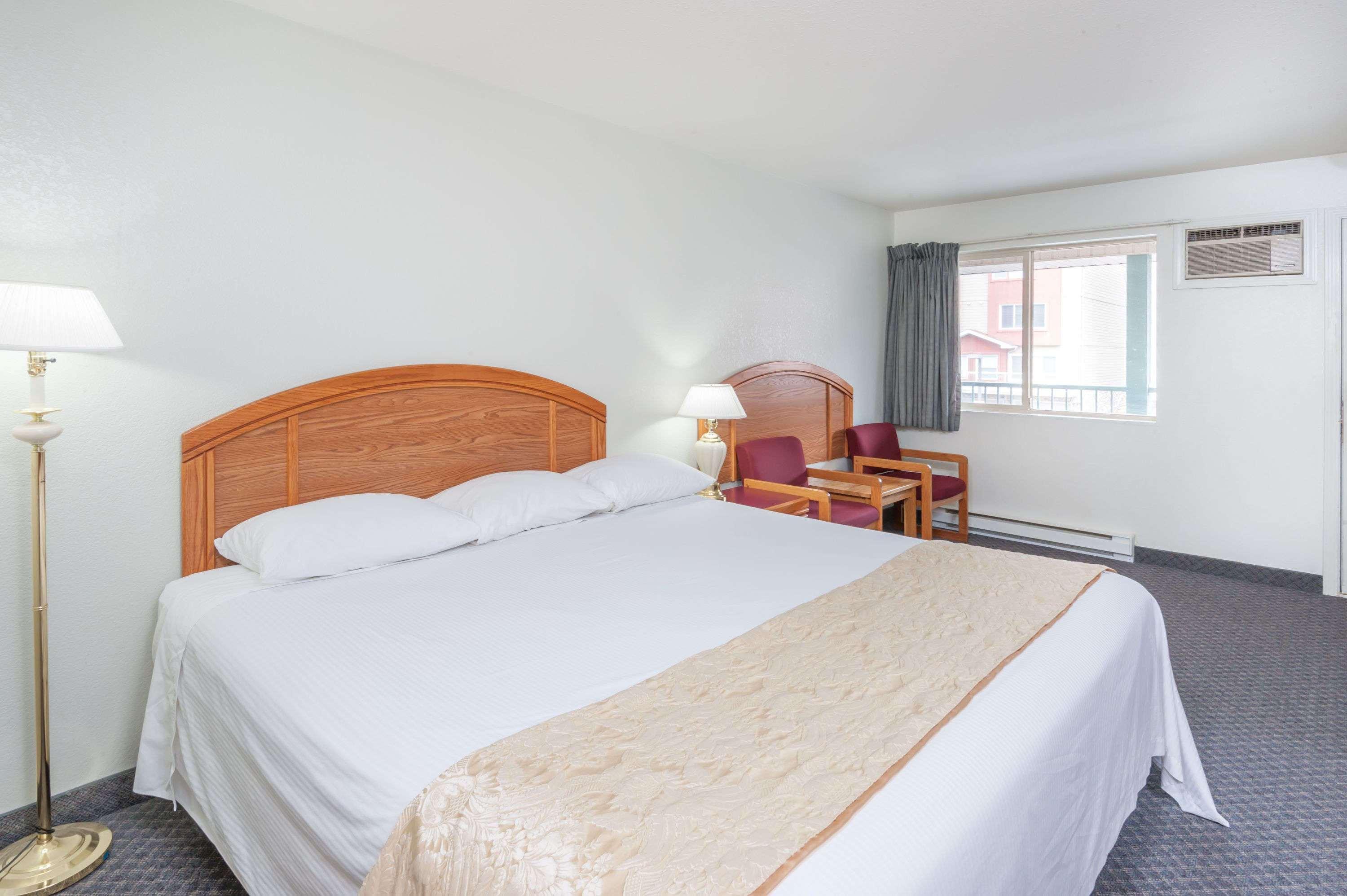 Hotel Super 8 By Wyndham Sicamous Esterno foto