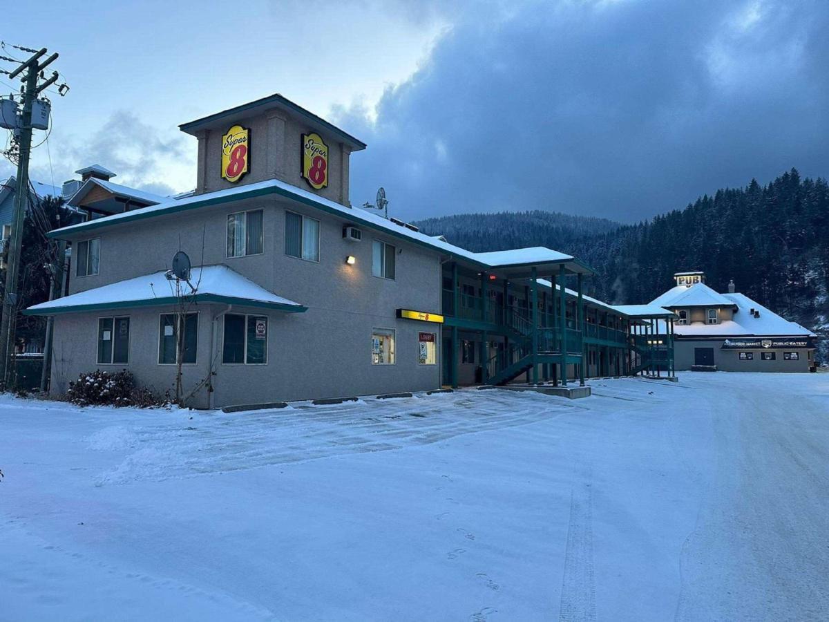 Hotel Super 8 By Wyndham Sicamous Esterno foto
