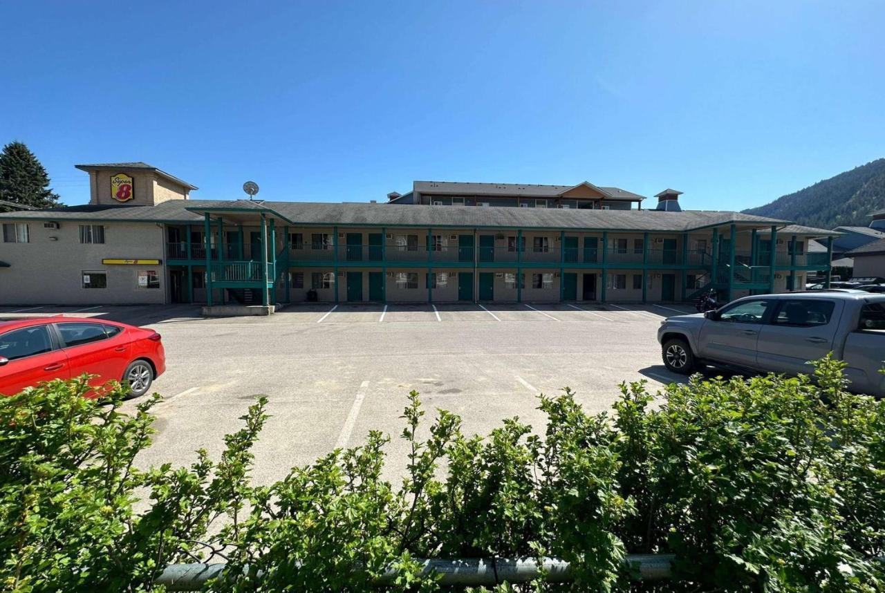 Hotel Super 8 By Wyndham Sicamous Esterno foto