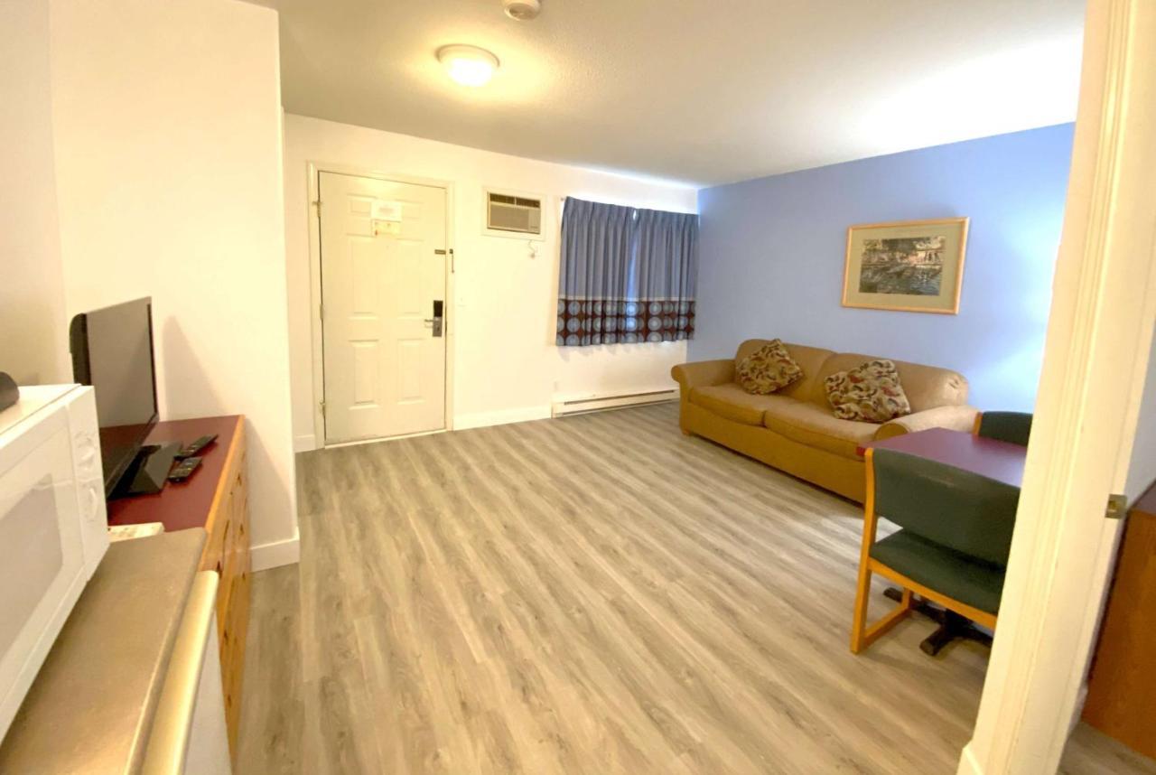 Hotel Super 8 By Wyndham Sicamous Esterno foto