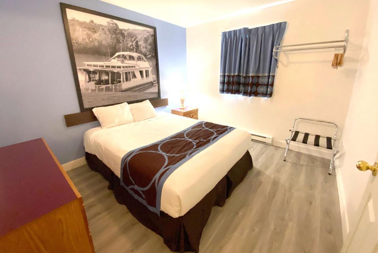 Hotel Super 8 By Wyndham Sicamous Esterno foto