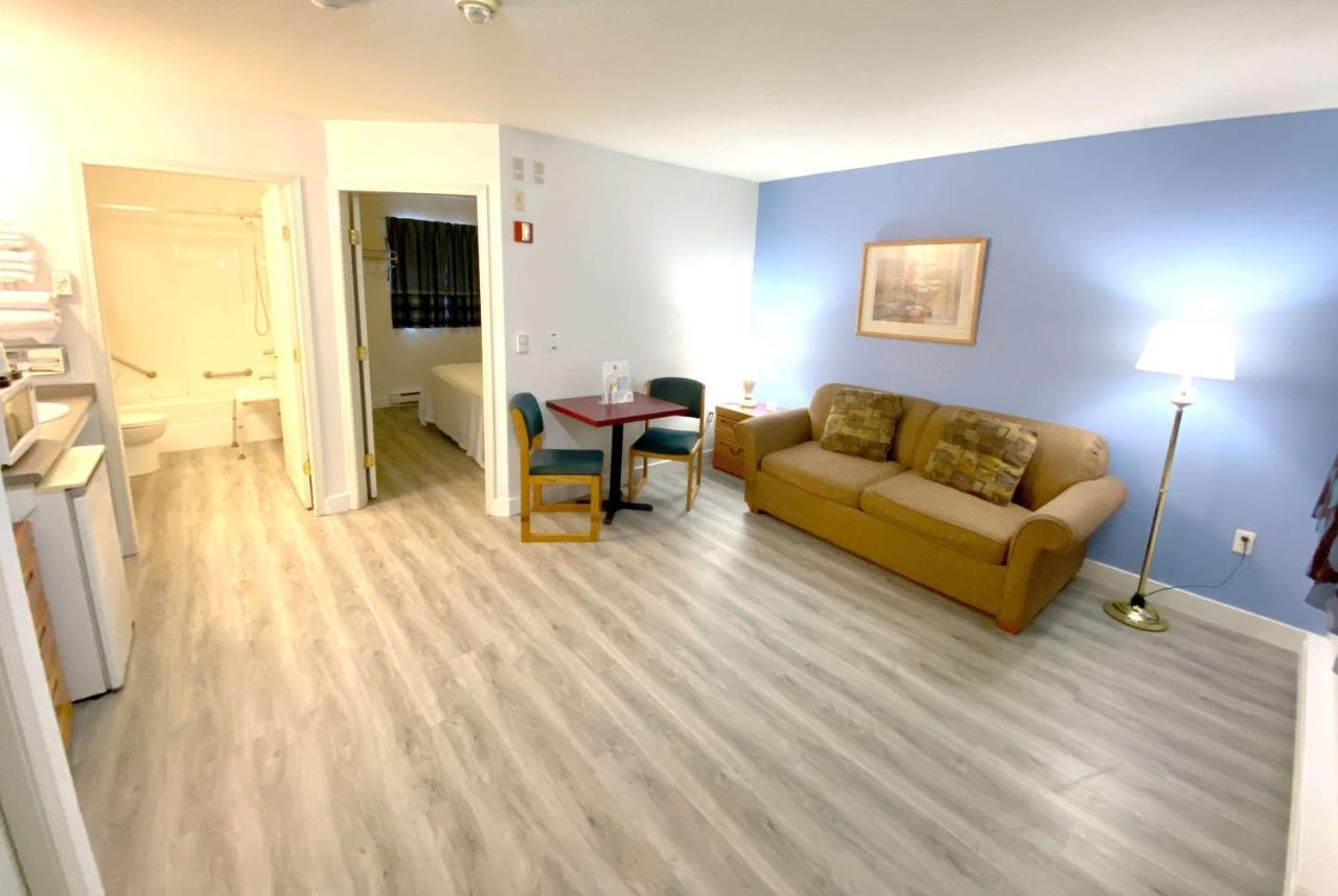 Hotel Super 8 By Wyndham Sicamous Esterno foto