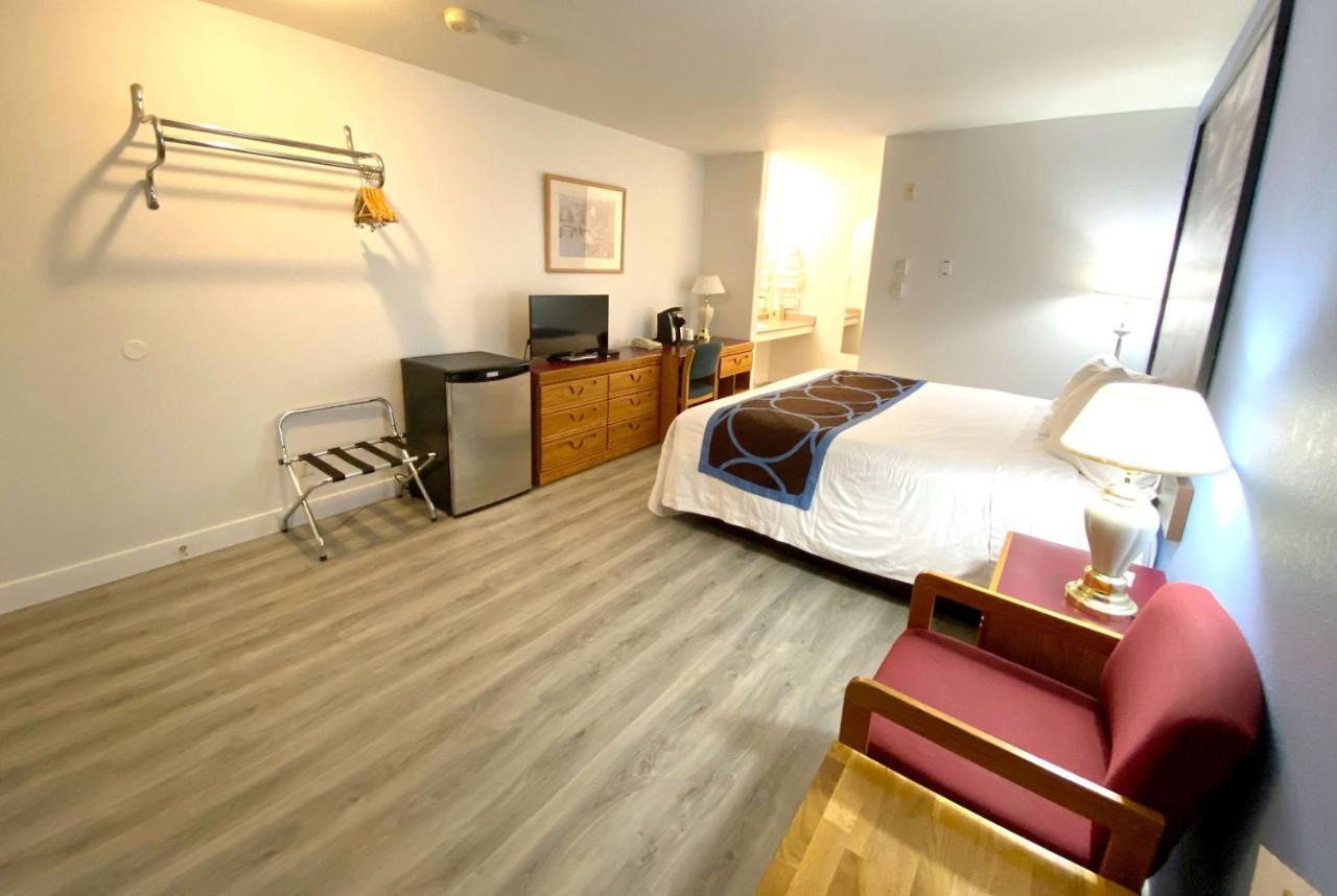 Hotel Super 8 By Wyndham Sicamous Esterno foto