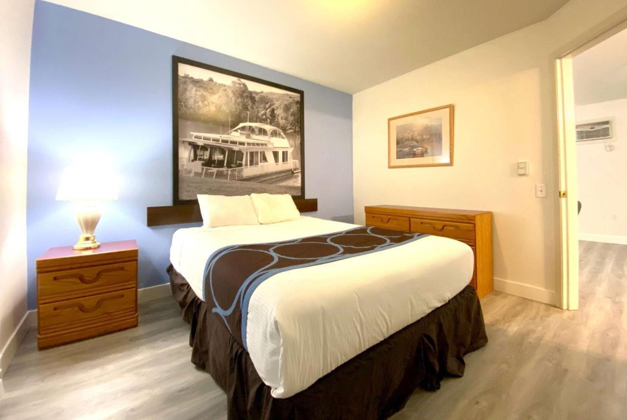 Hotel Super 8 By Wyndham Sicamous Esterno foto
