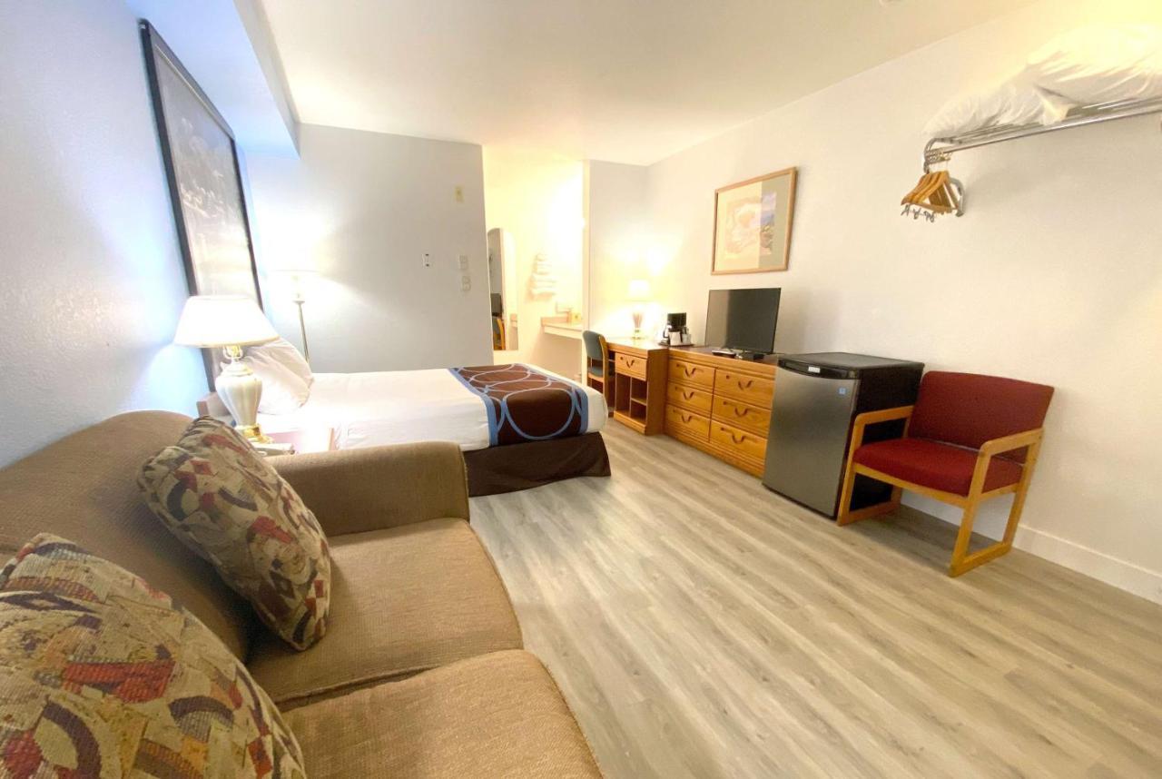 Hotel Super 8 By Wyndham Sicamous Esterno foto