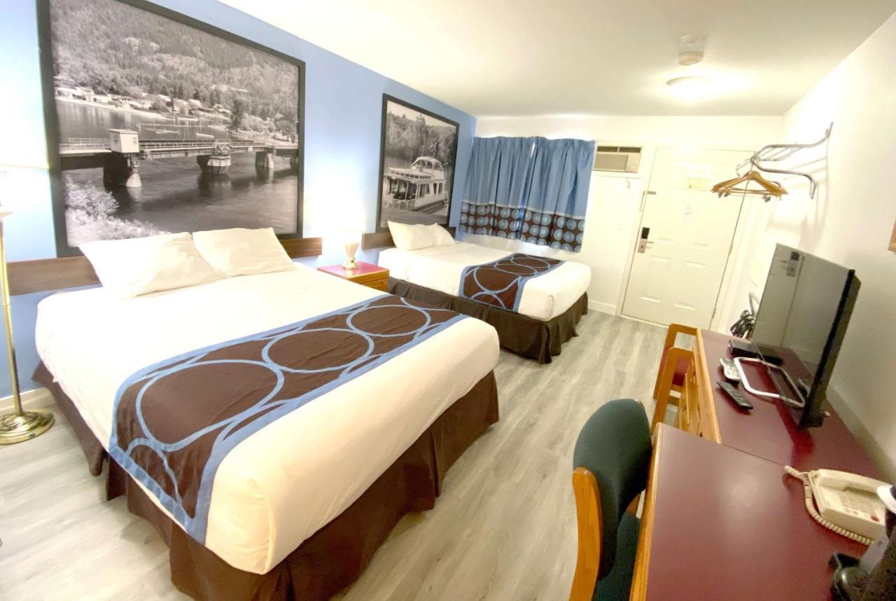 Hotel Super 8 By Wyndham Sicamous Esterno foto