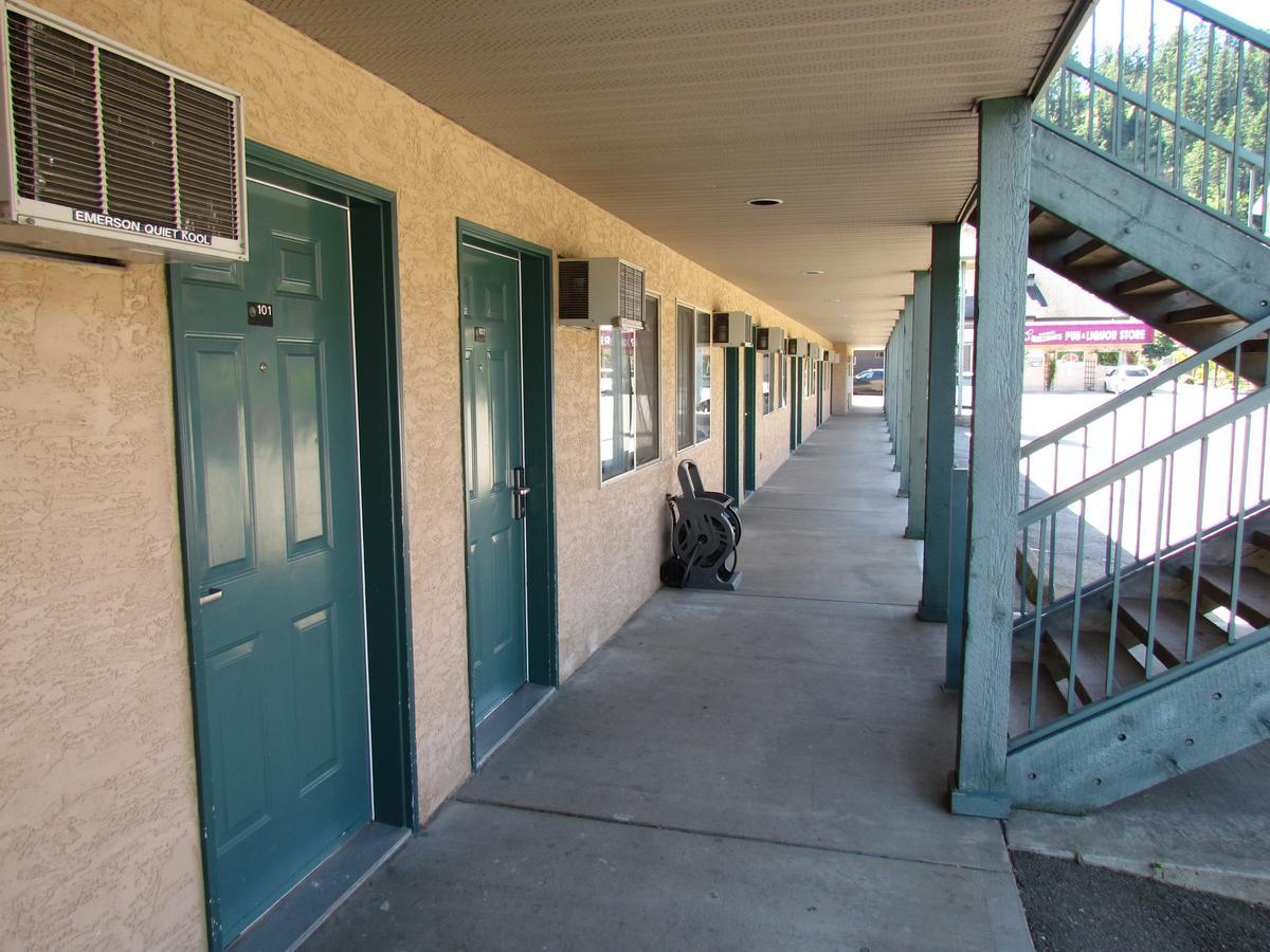 Hotel Super 8 By Wyndham Sicamous Esterno foto