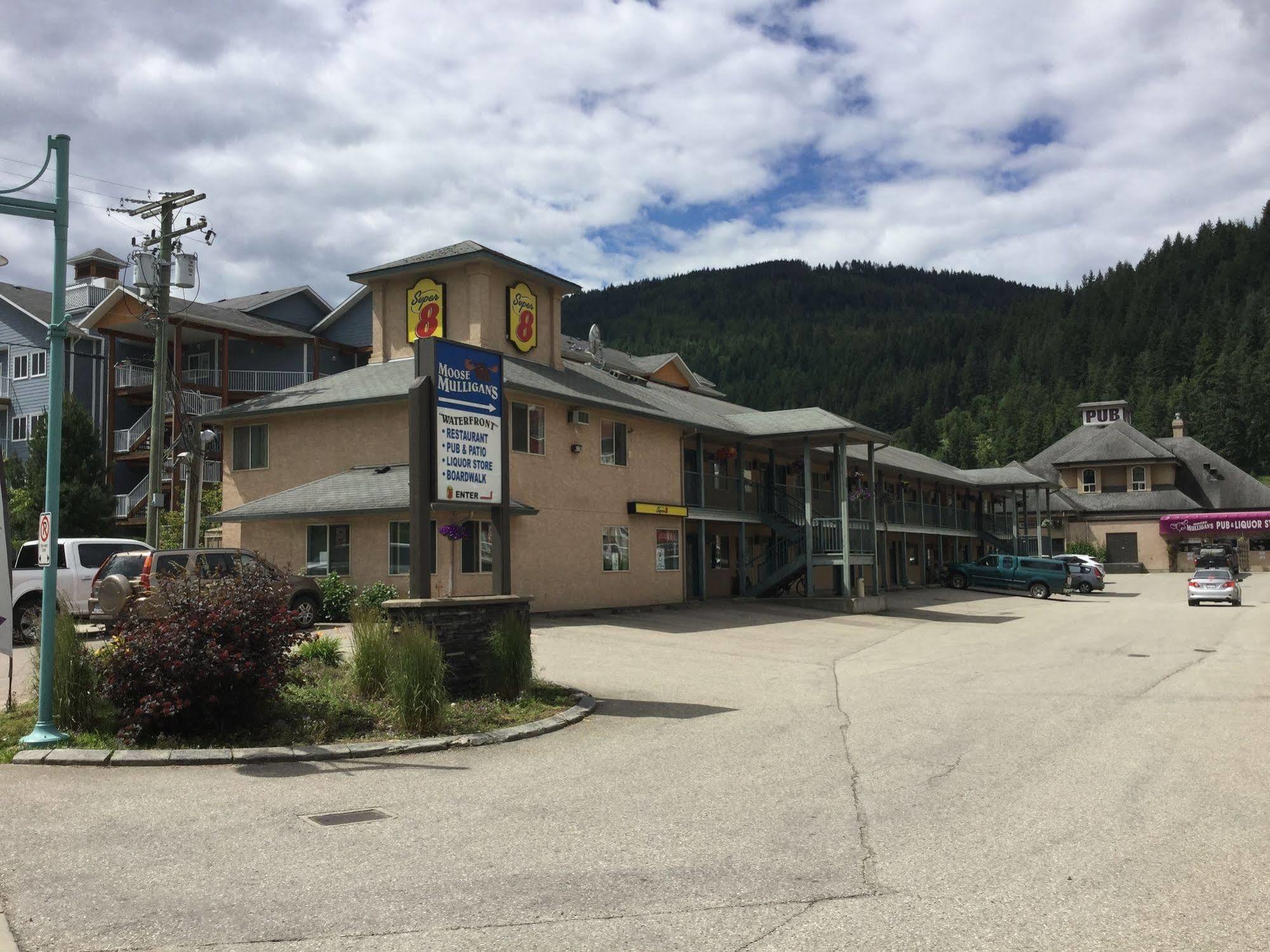 Hotel Super 8 By Wyndham Sicamous Esterno foto