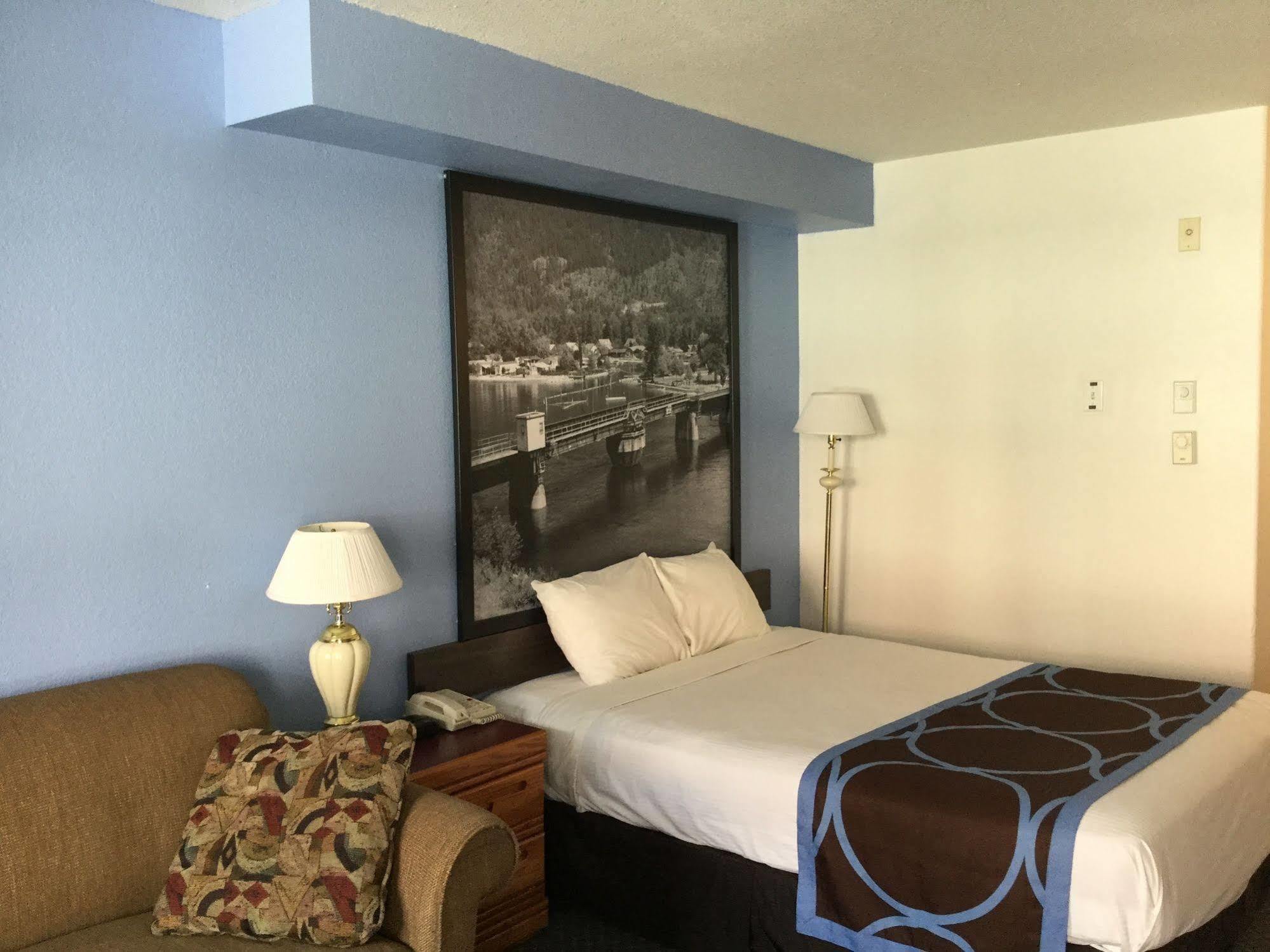 Hotel Super 8 By Wyndham Sicamous Esterno foto