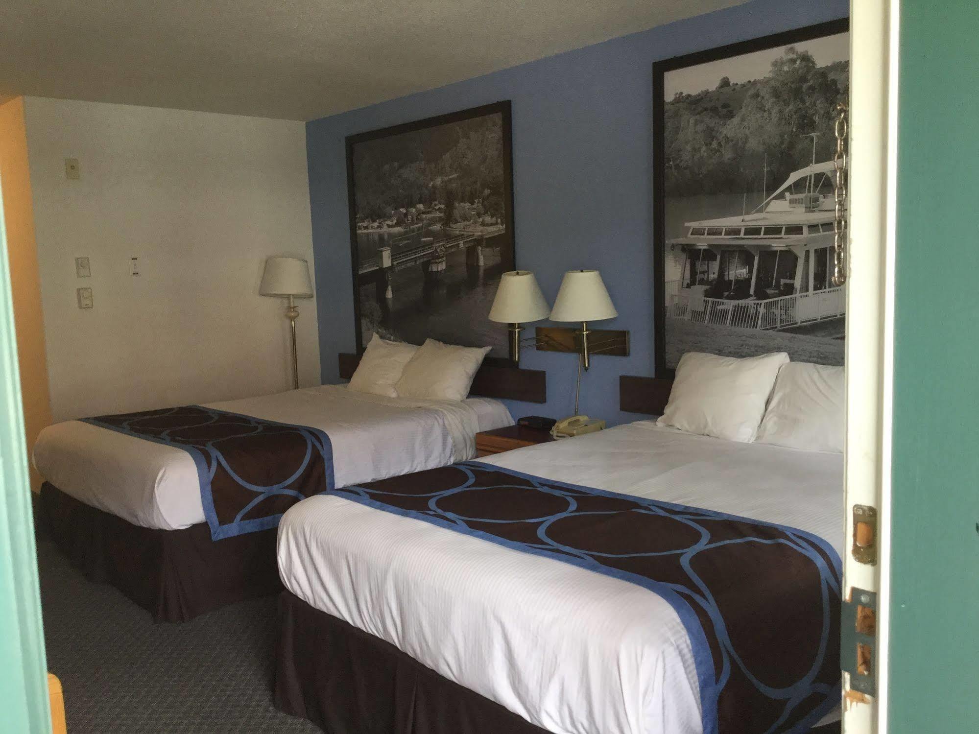 Hotel Super 8 By Wyndham Sicamous Esterno foto