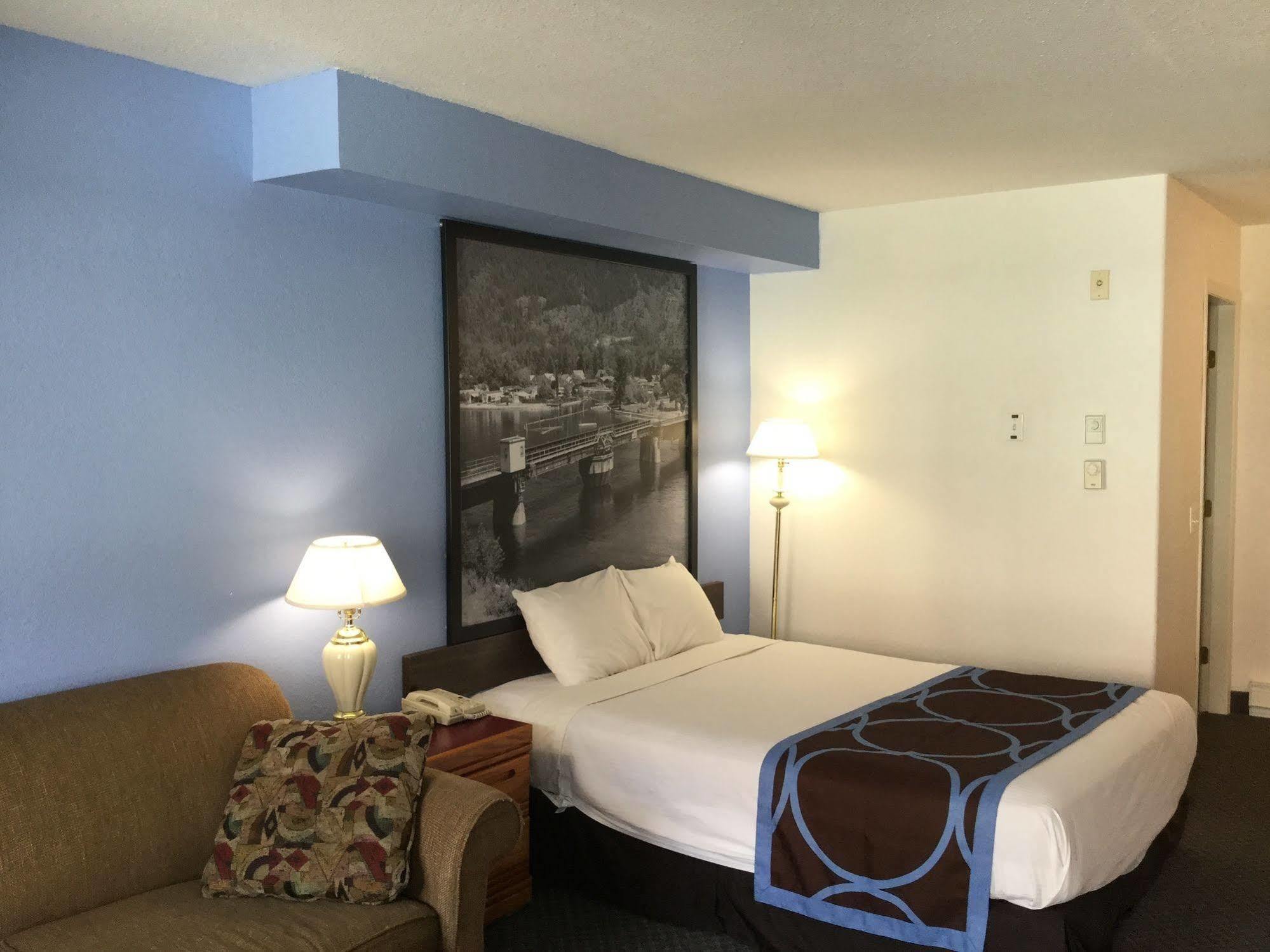 Hotel Super 8 By Wyndham Sicamous Esterno foto