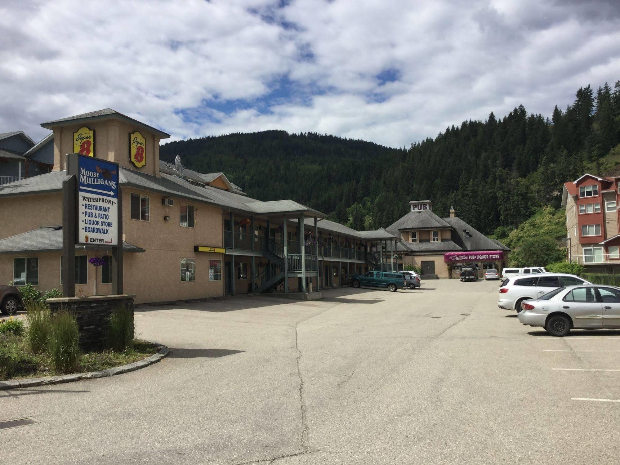Hotel Super 8 By Wyndham Sicamous Esterno foto