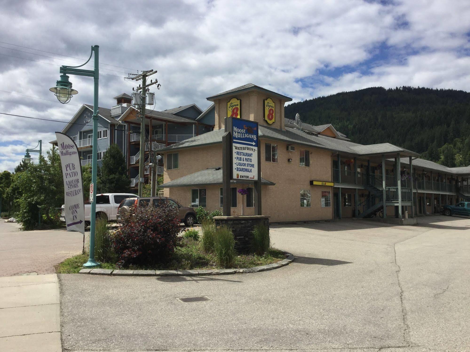 Hotel Super 8 By Wyndham Sicamous Esterno foto