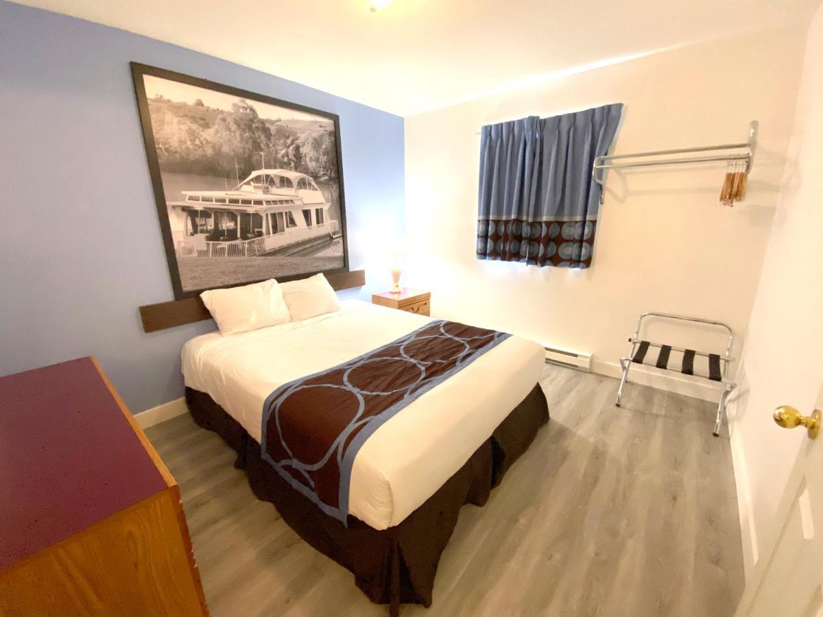 Hotel Super 8 By Wyndham Sicamous Esterno foto
