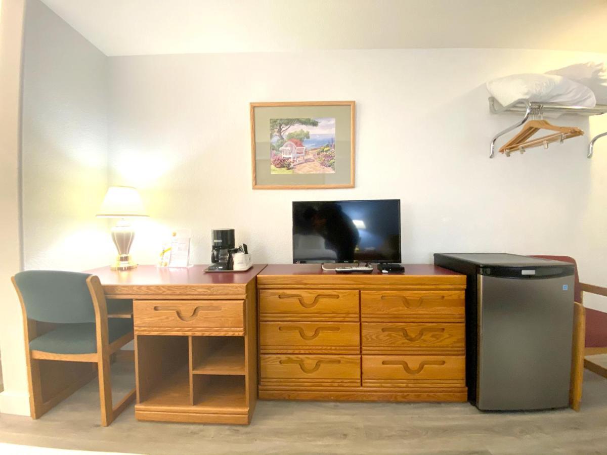 Hotel Super 8 By Wyndham Sicamous Esterno foto