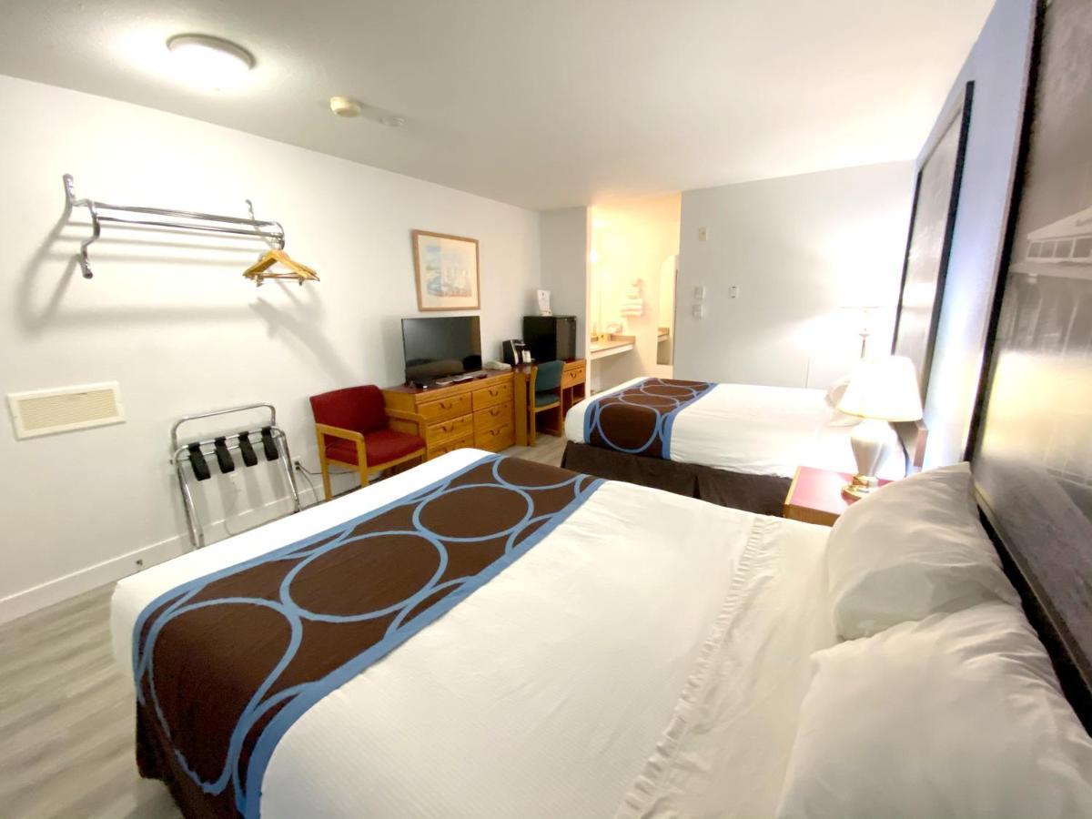 Hotel Super 8 By Wyndham Sicamous Esterno foto
