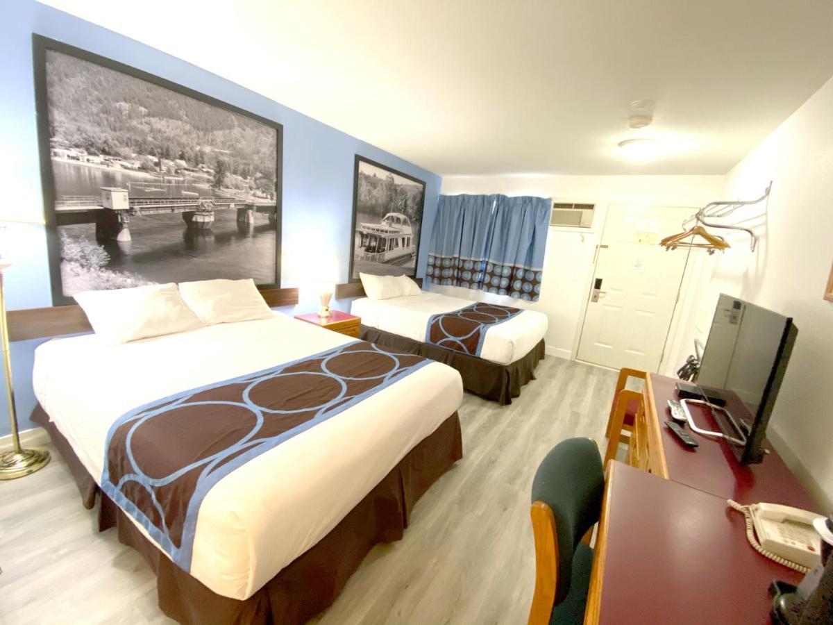 Hotel Super 8 By Wyndham Sicamous Esterno foto