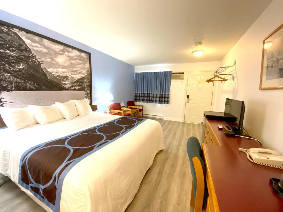 Hotel Super 8 By Wyndham Sicamous Esterno foto