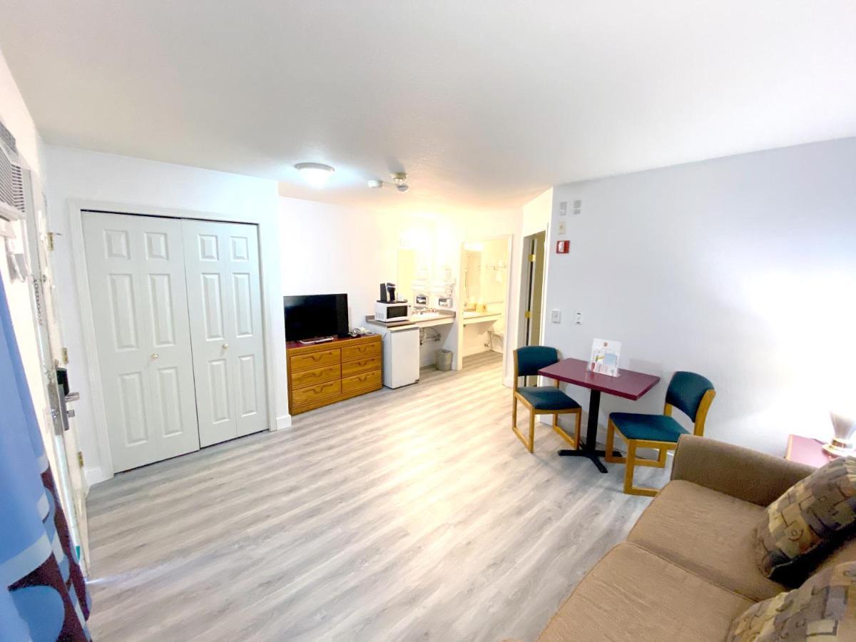 Hotel Super 8 By Wyndham Sicamous Esterno foto